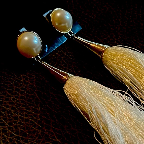 TASSEL EARRINGS | CREAM + PEARL - Picture 4 of 4